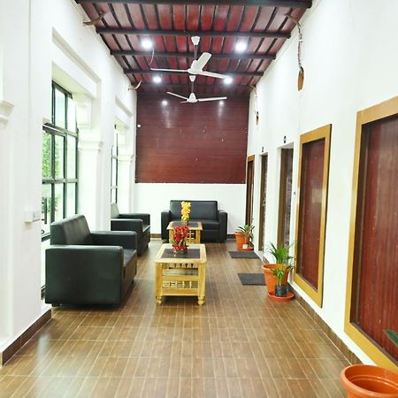 The Hotel Ambassador Inn Benares Buitenkant foto