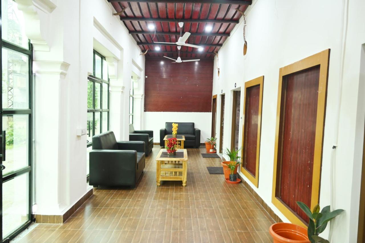 The Hotel Ambassador Inn Benares Buitenkant foto