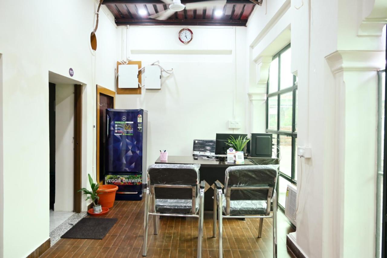 The Hotel Ambassador Inn Benares Buitenkant foto