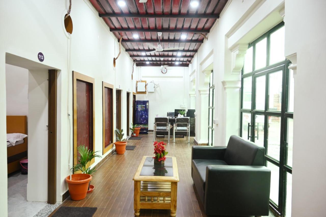 The Hotel Ambassador Inn Benares Buitenkant foto