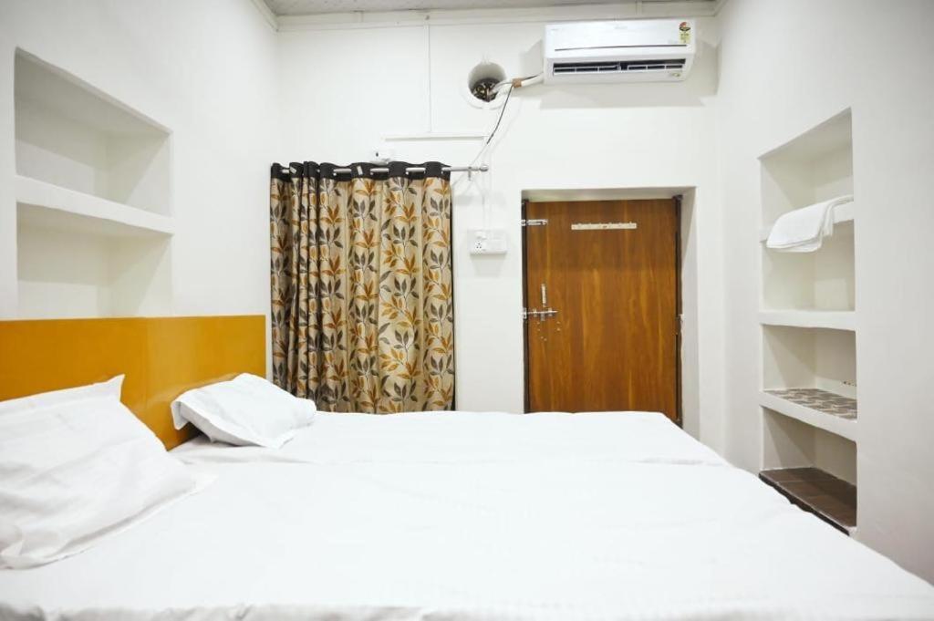 The Hotel Ambassador Inn Benares Buitenkant foto