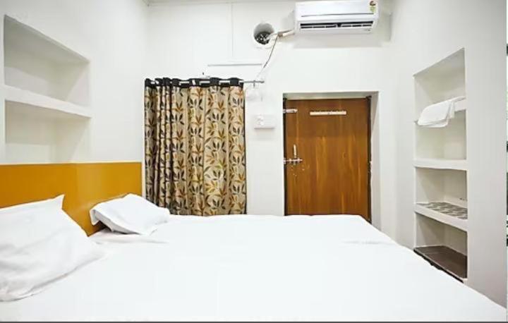 The Hotel Ambassador Inn Benares Buitenkant foto
