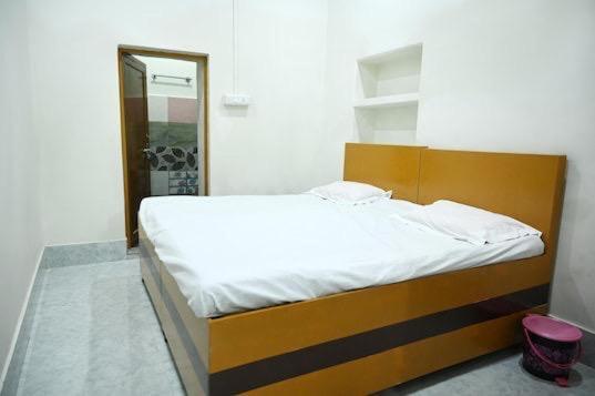 The Hotel Ambassador Inn Benares Buitenkant foto